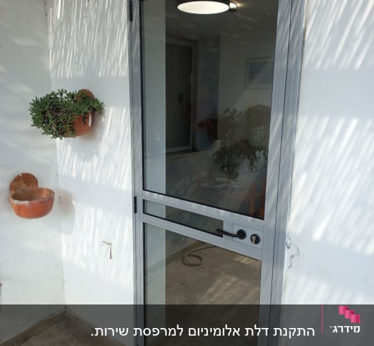 דלת אלומיניום עם זכוכית שקופה